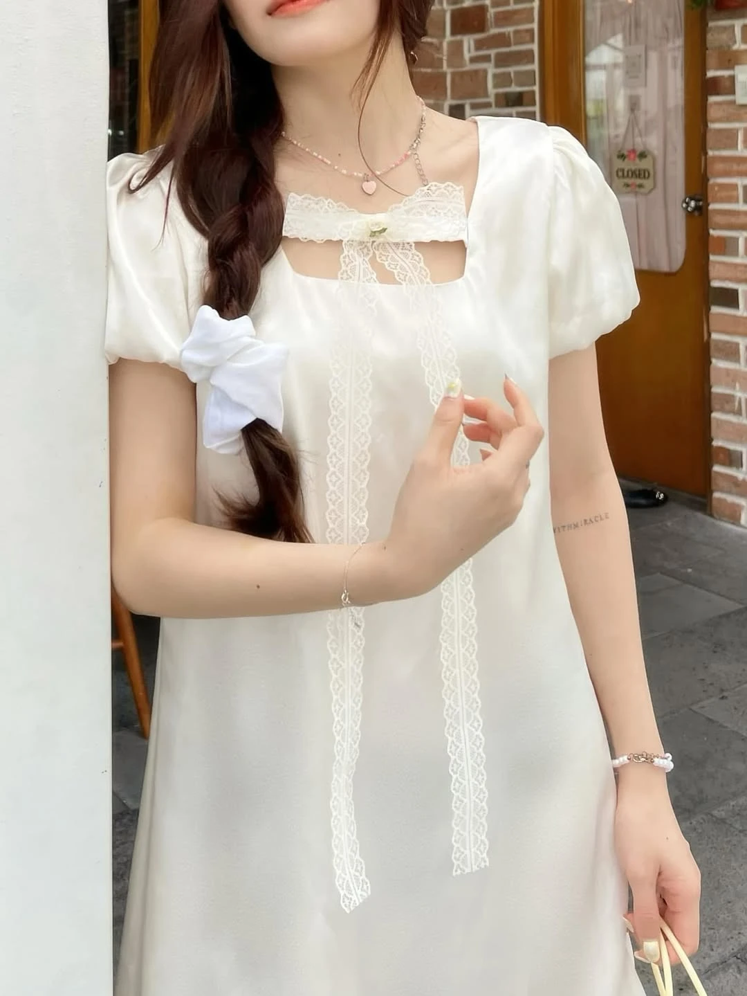 Đầm babydoll trắng voan đính nơ
