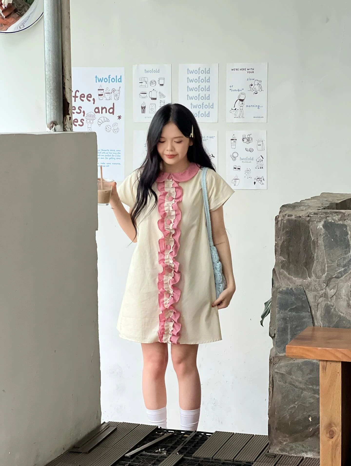 Đầm babydoll kem phối bèo caro đỏ