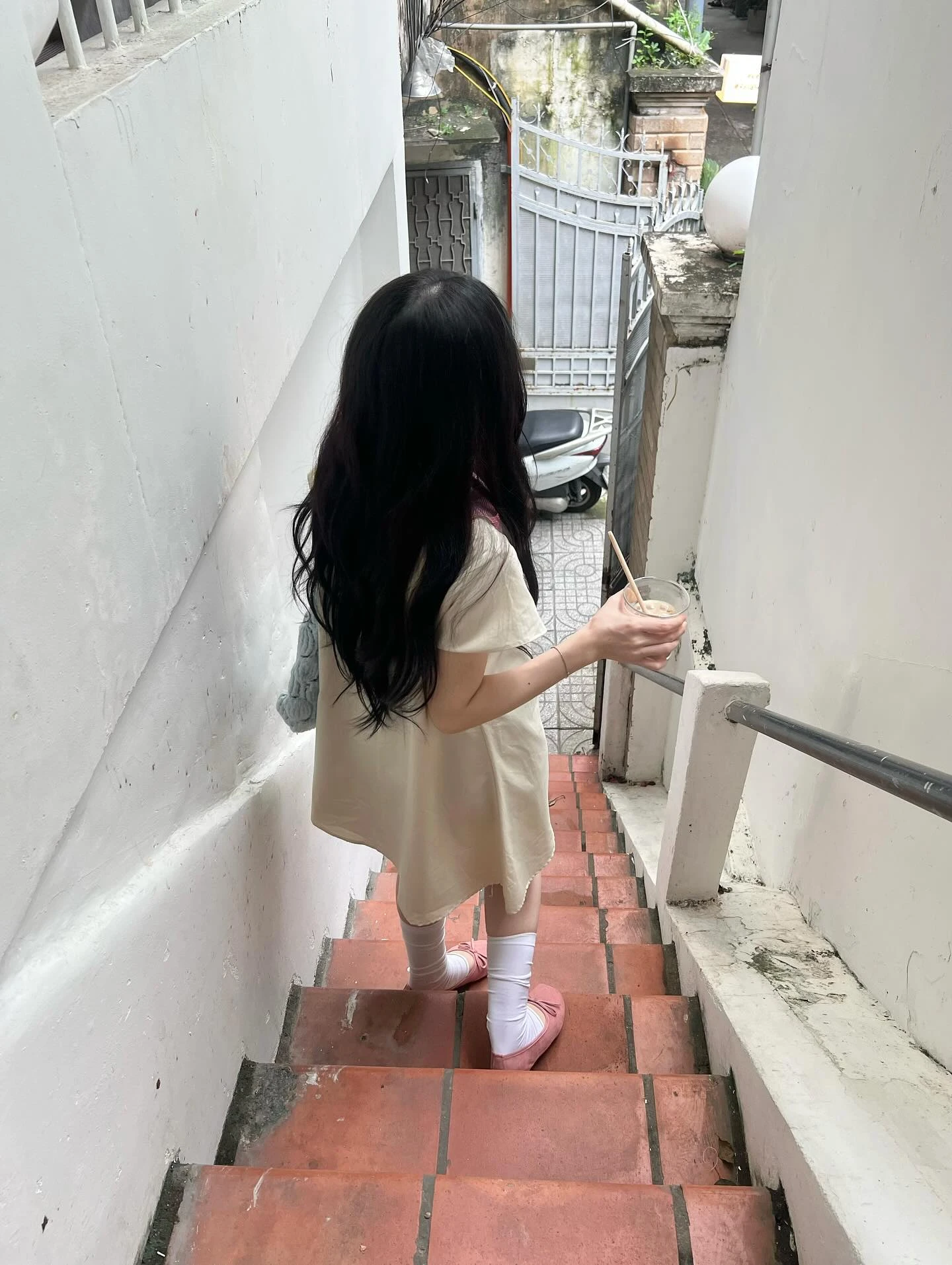 Đầm babydoll kem phối bèo caro đỏ