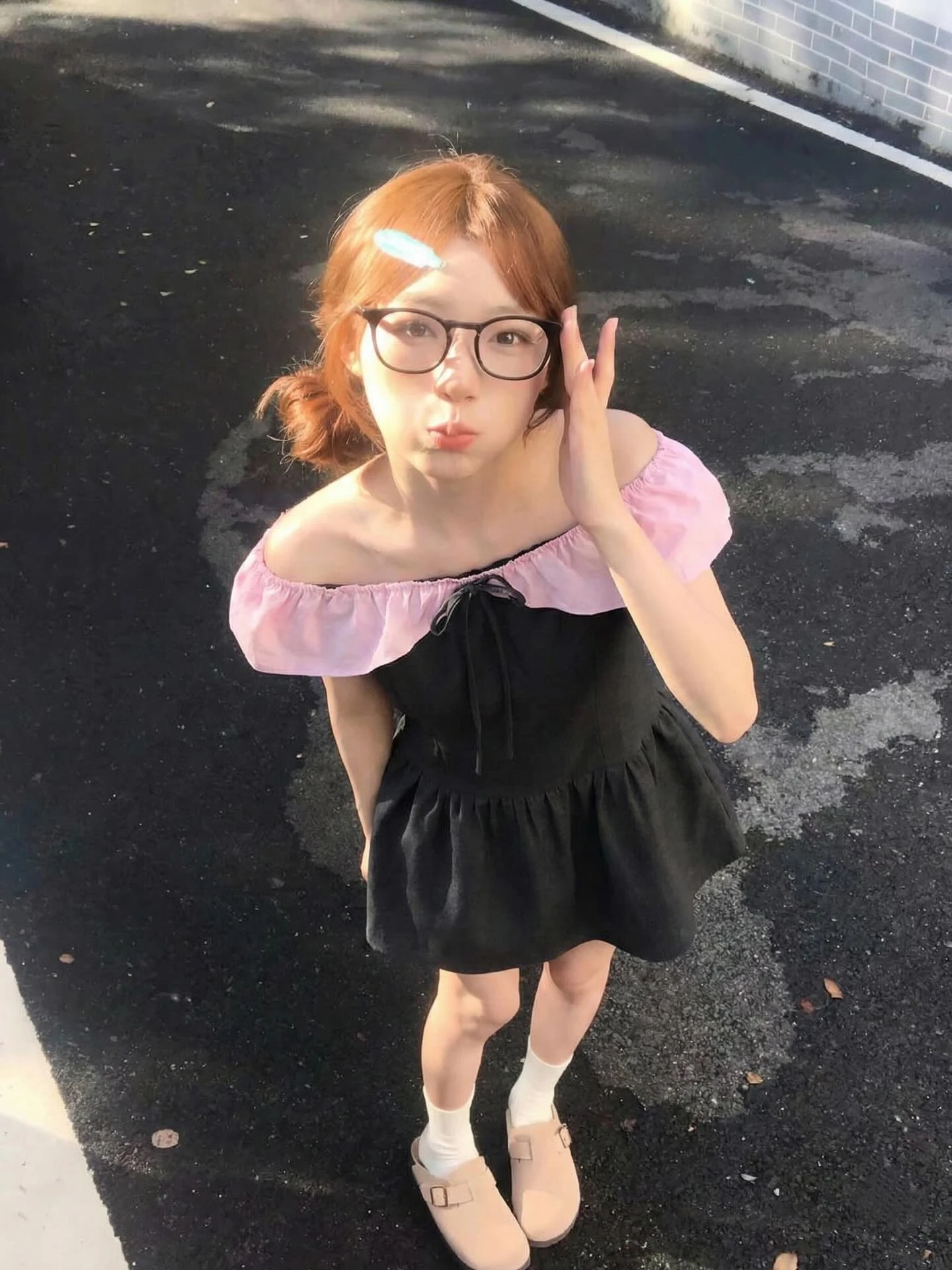 Đầm babydoll xám than phối hồng trễ vai