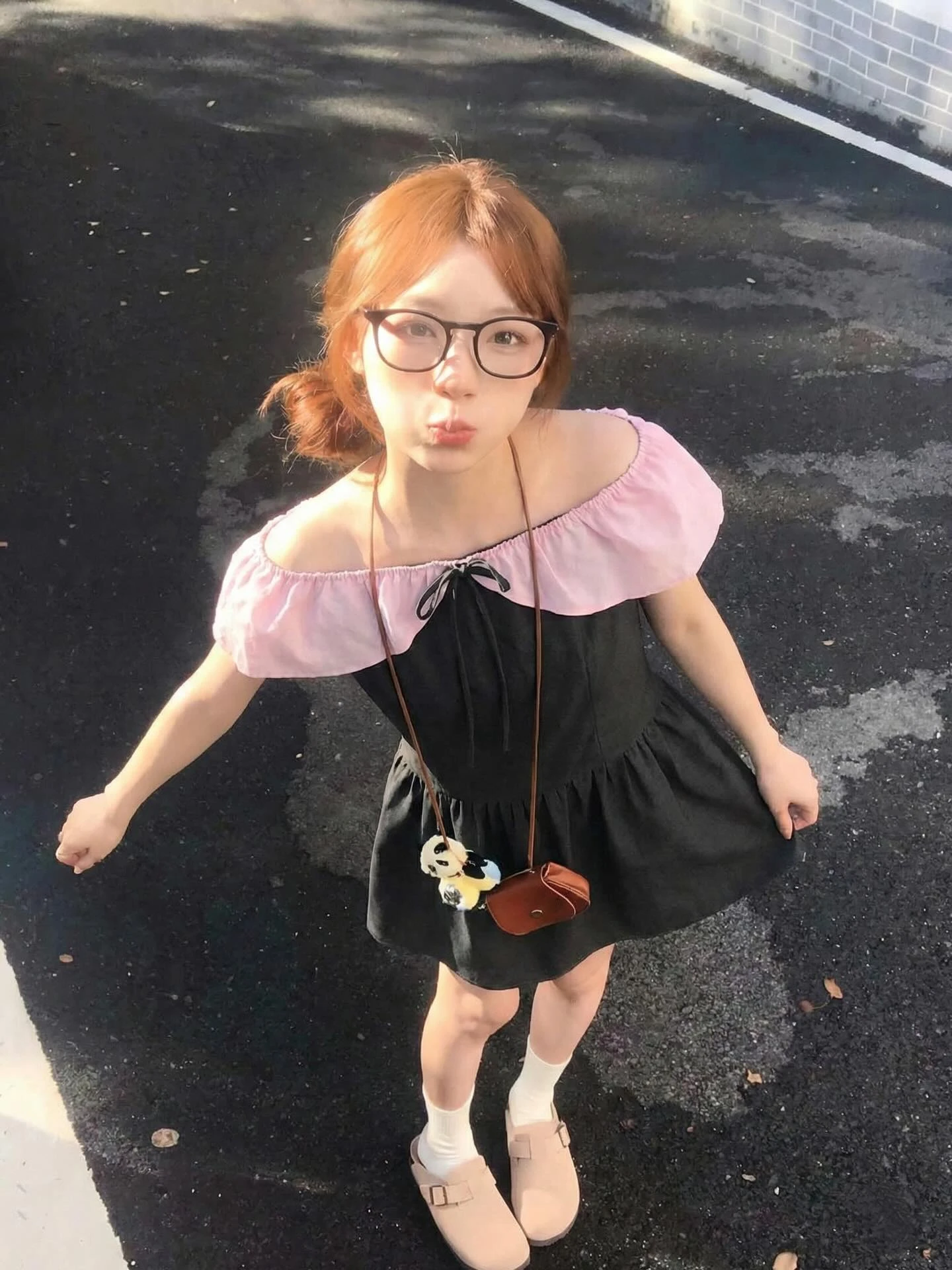 Đầm babydoll xám than phối hồng trễ vai