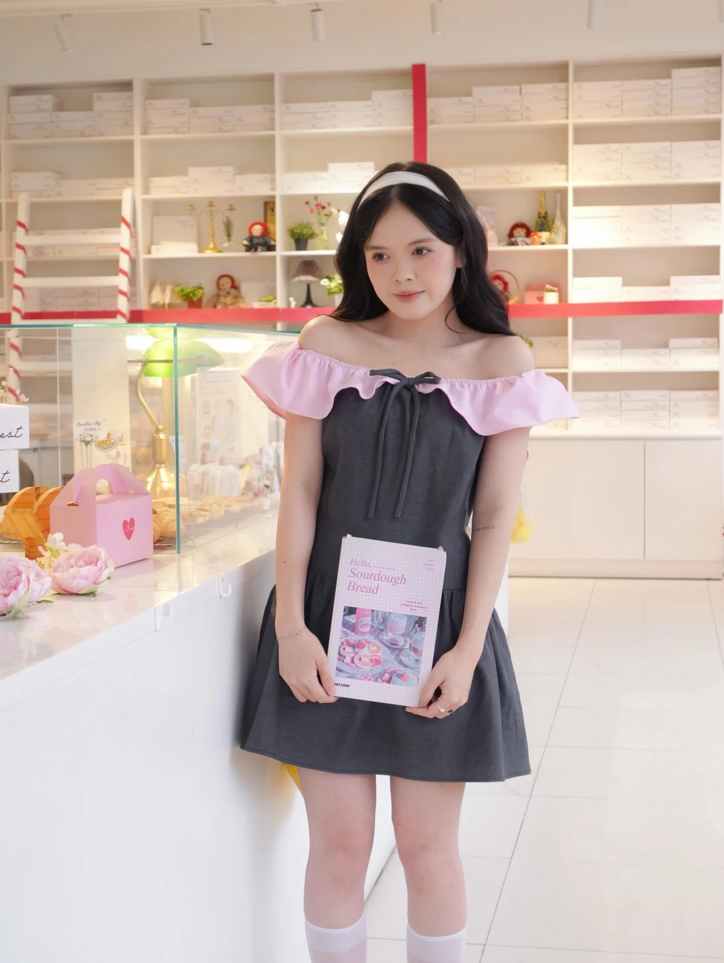 Đầm babydoll xám than phối hồng trễ vai
