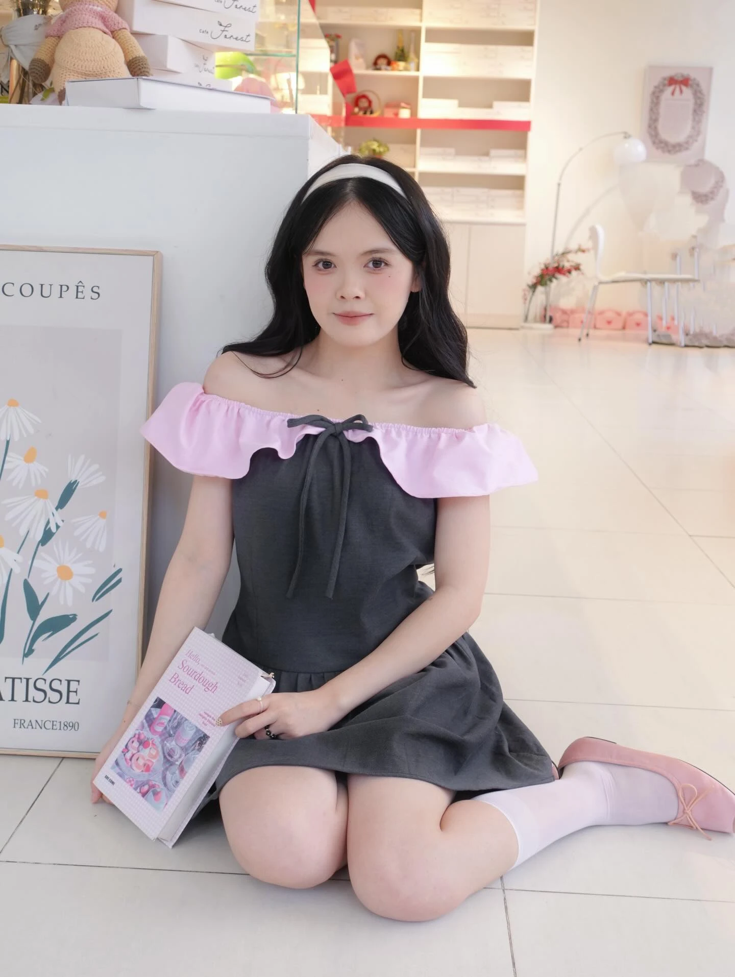 Đầm babydoll xám than phối hồng trễ vai