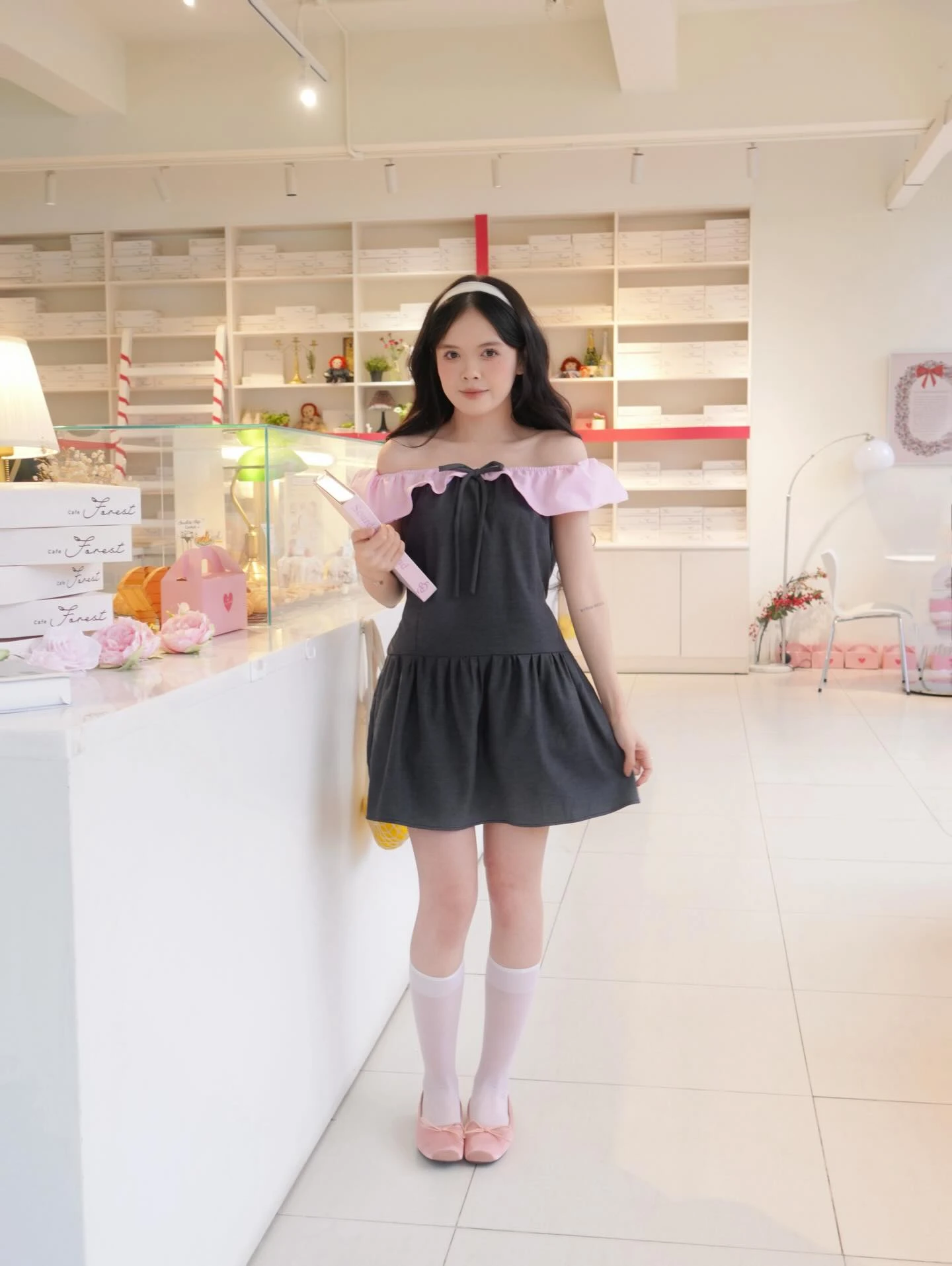 Đầm babydoll xám than phối hồng trễ vai