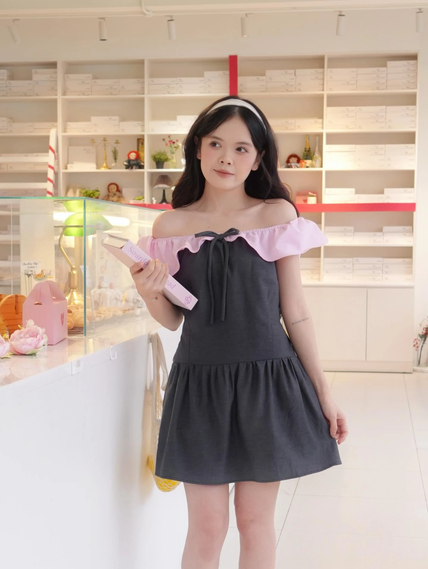 Đầm babydoll xám than phối hồng trễ vai