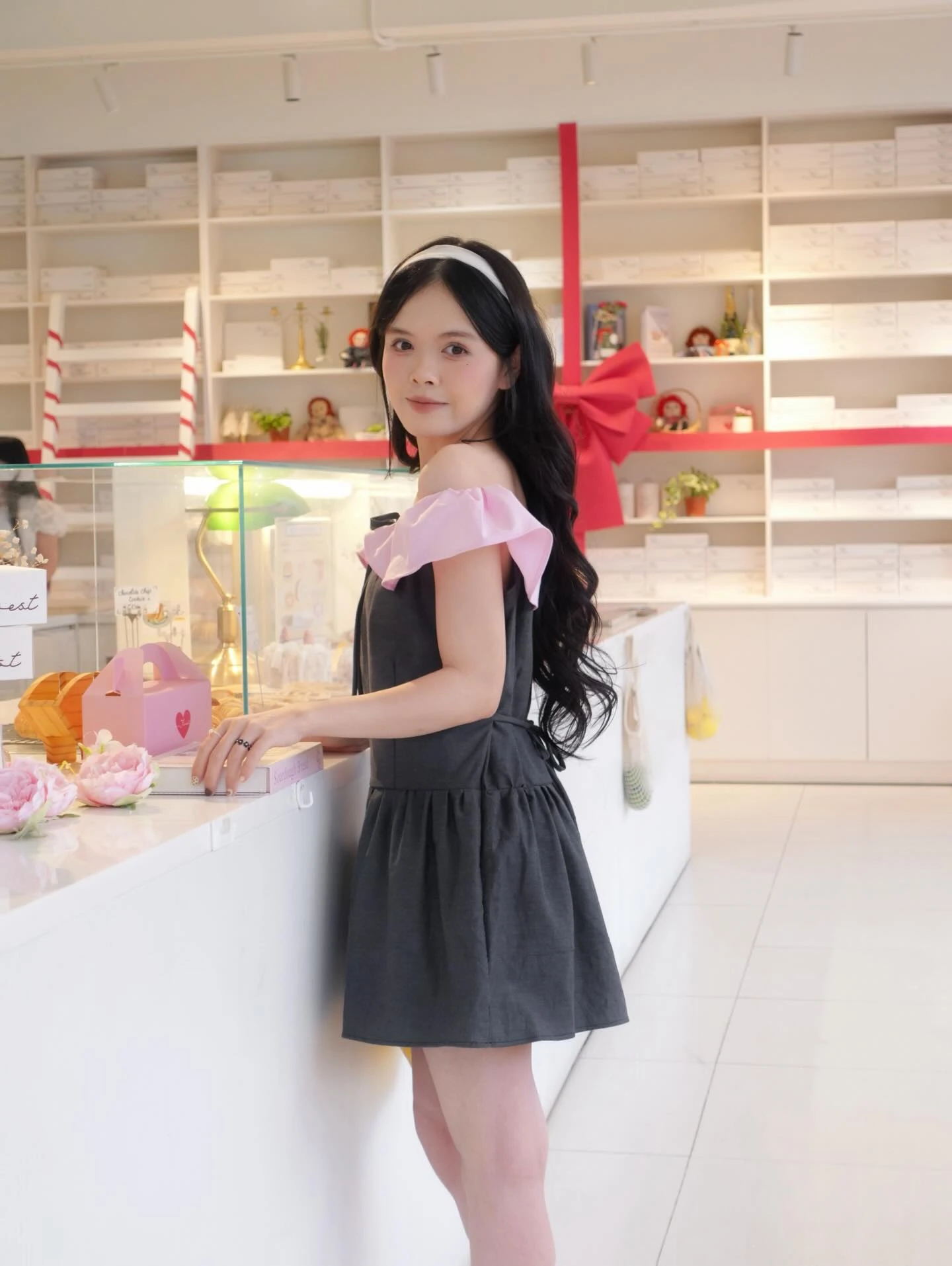 Đầm babydoll xám than phối hồng trễ vai