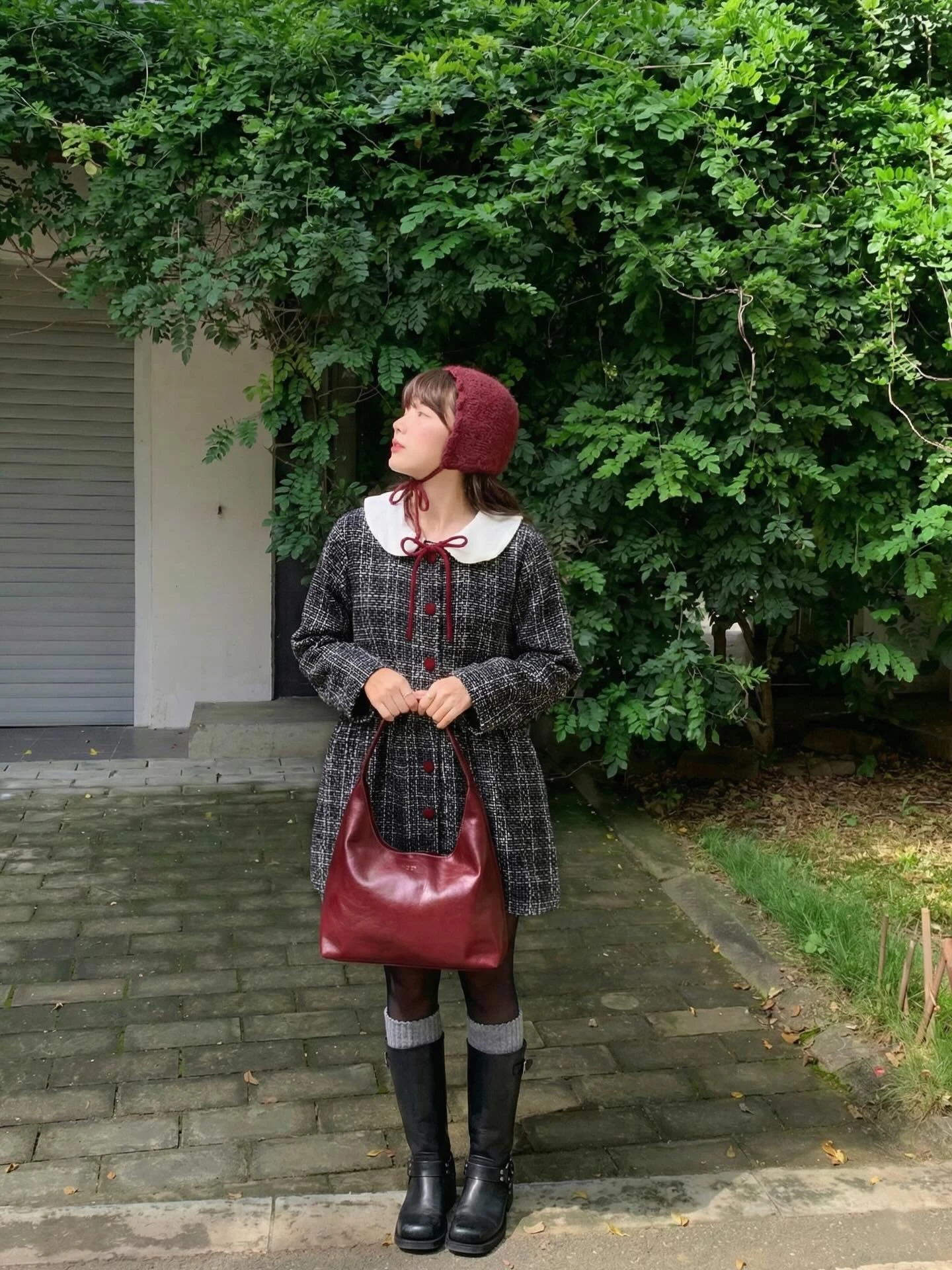 Đầm babydoll dạ đen than đính nút đỏ