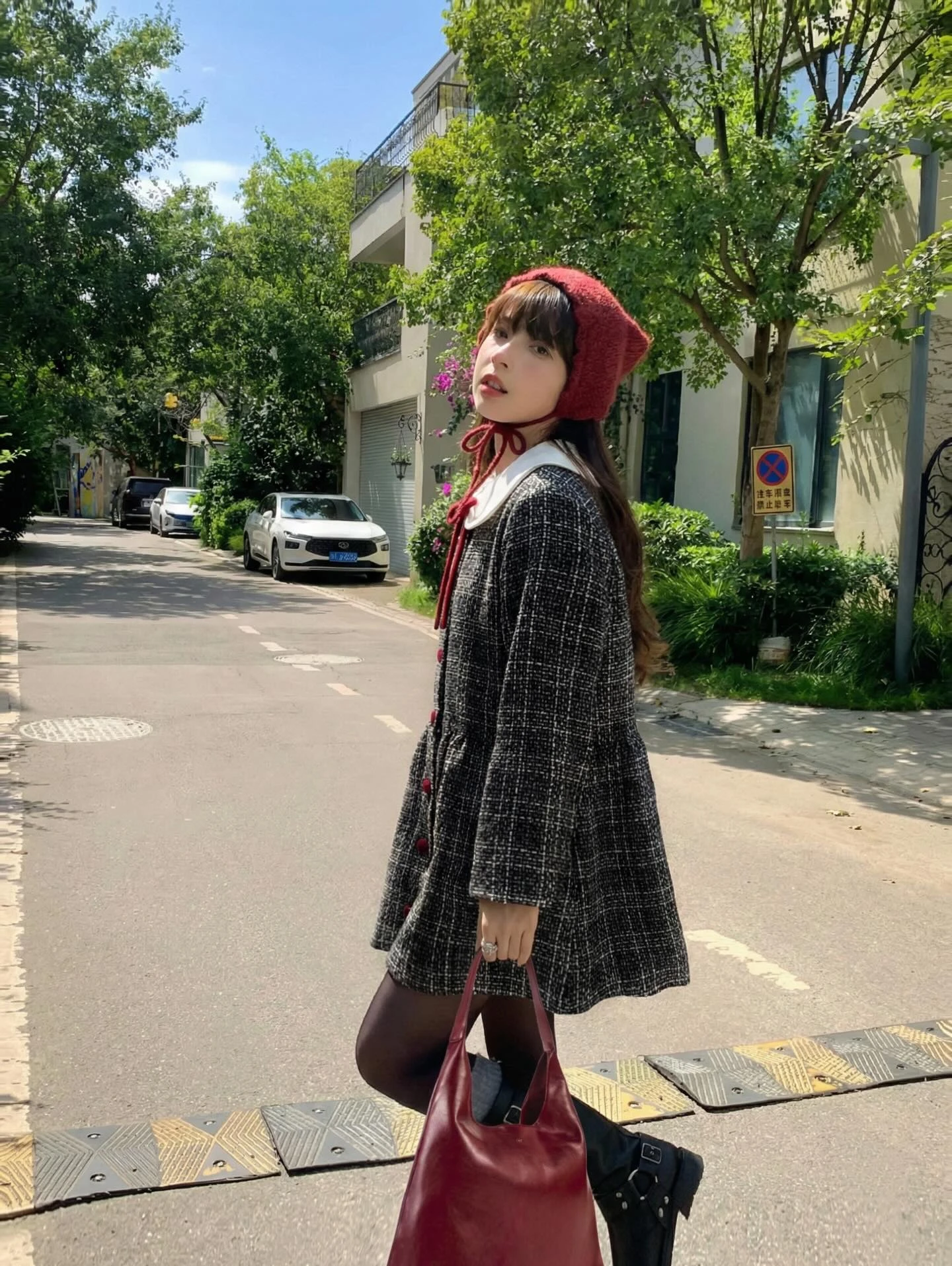 Đầm babydoll dạ đen than đính nút đỏ