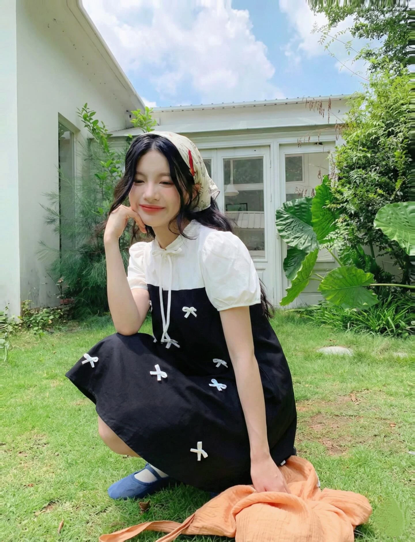 Đầm babydoll đen phối kem nhiều nơ 