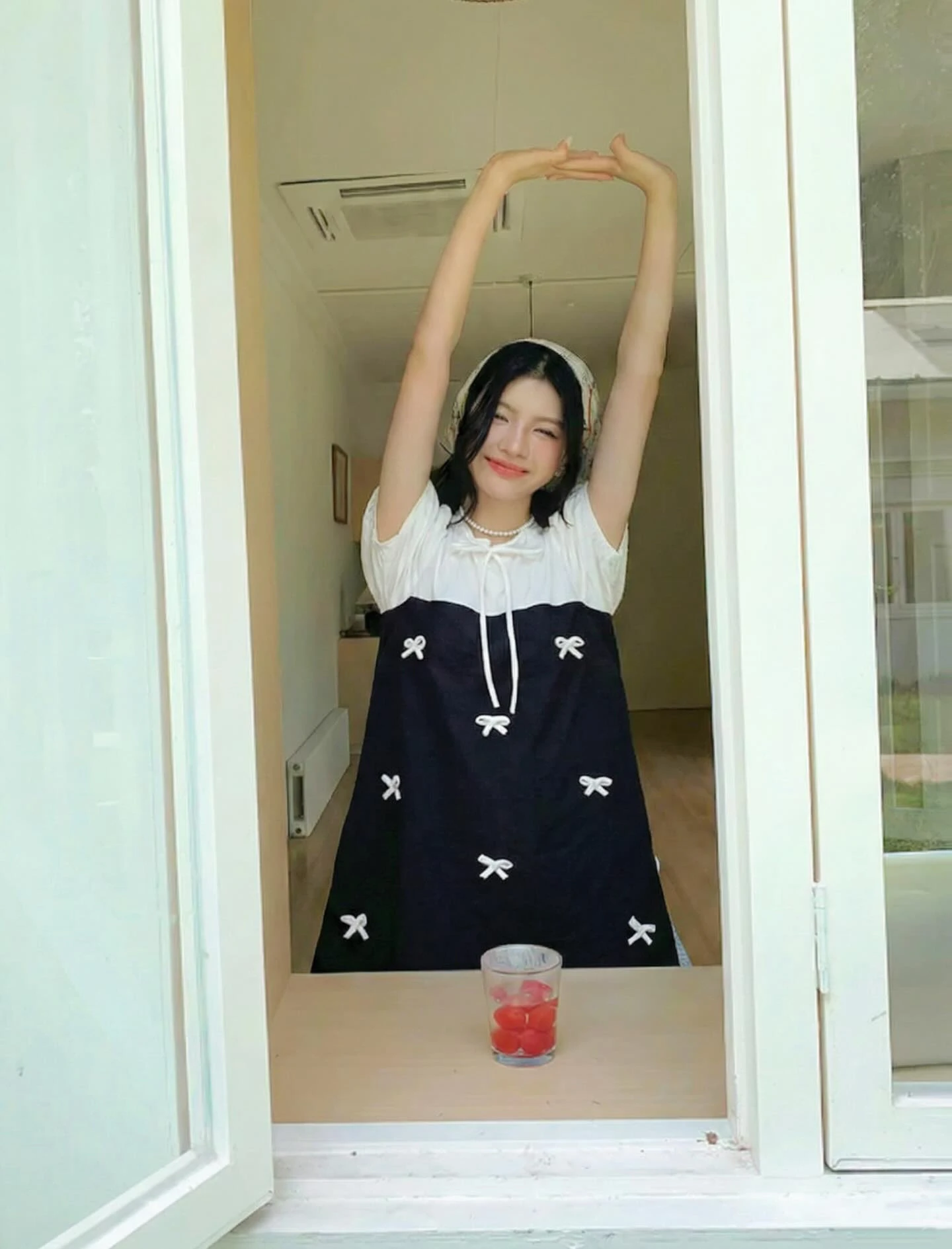 Đầm babydoll đen phối kem nhiều nơ 