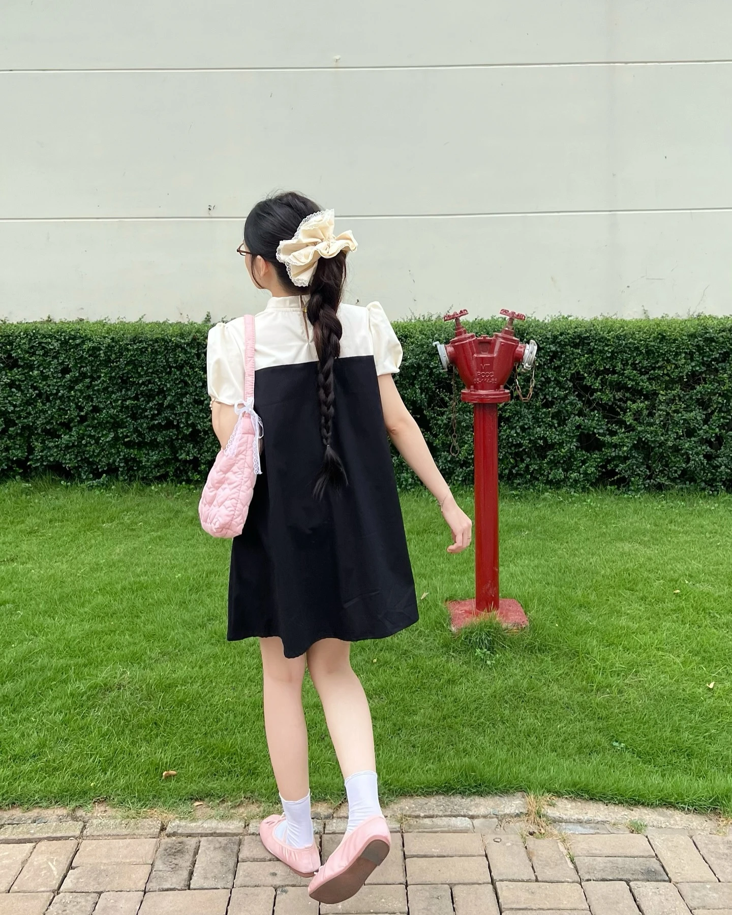 Đầm babydoll đen phối kem nhiều nơ 