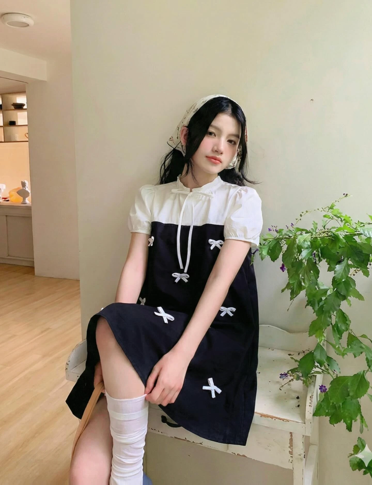 Đầm babydoll đen phối kem nhiều nơ 