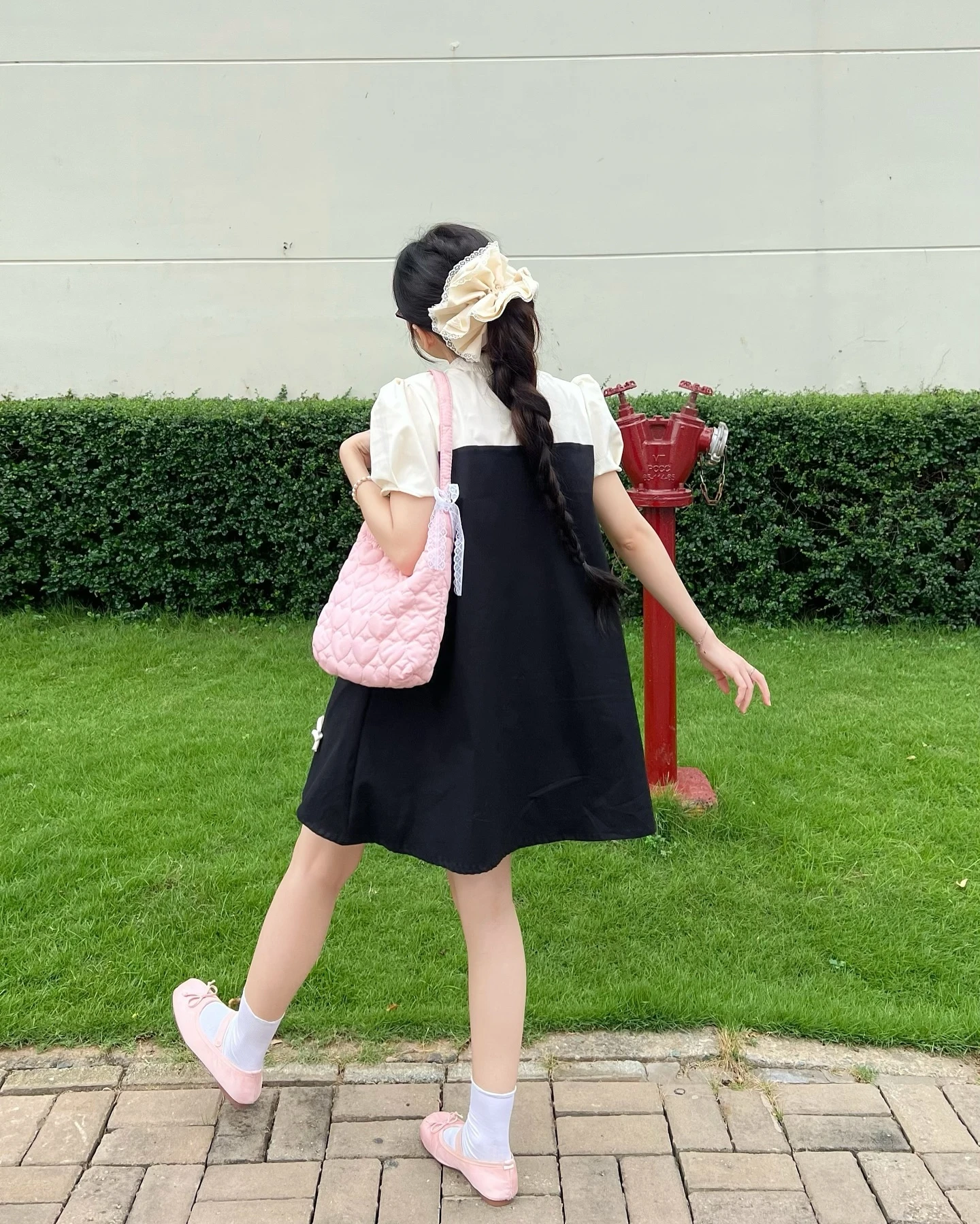 Đầm babydoll đen phối kem nhiều nơ 