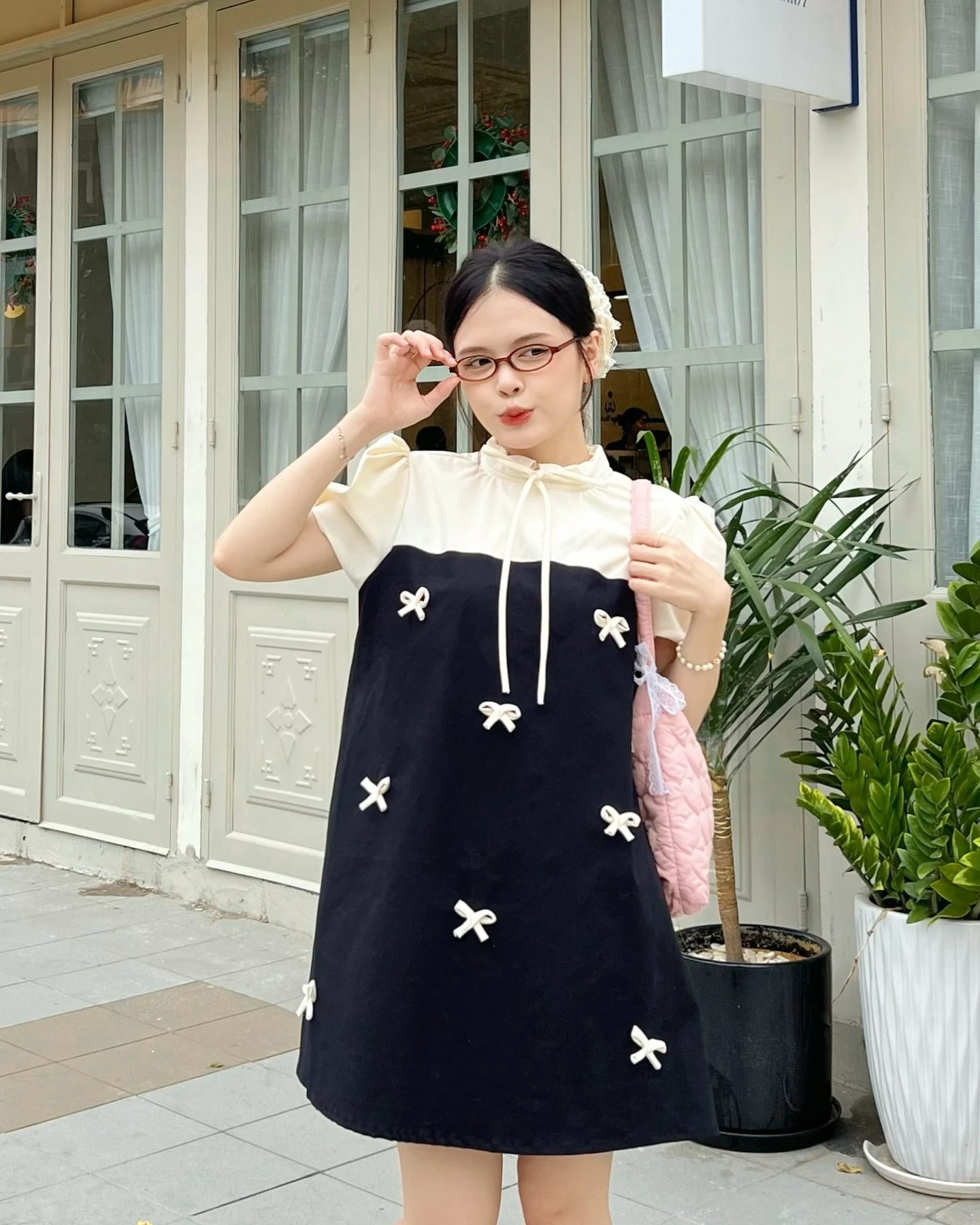 Đầm babydoll đen phối kem nhiều nơ 