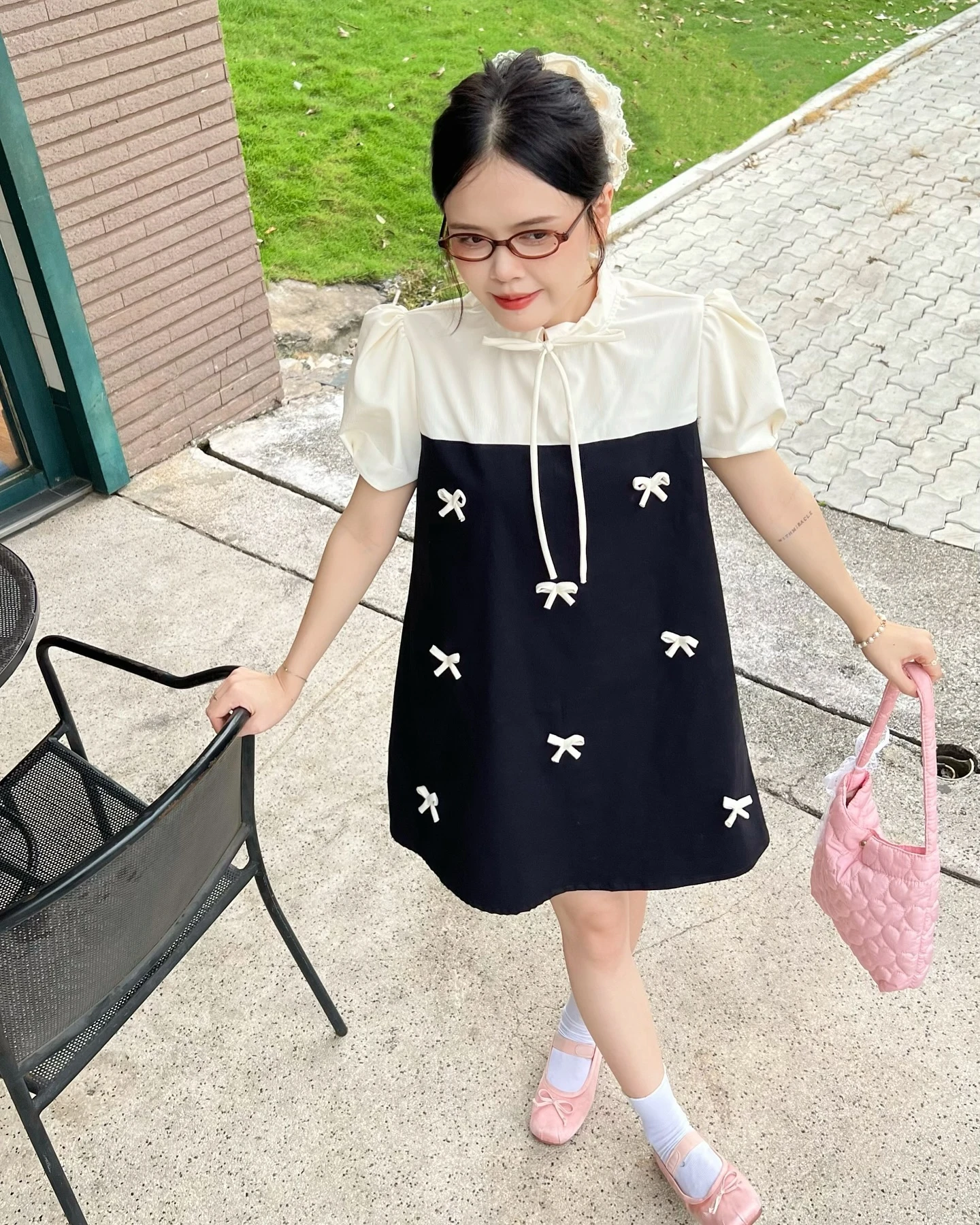 Đầm babydoll đen phối kem nhiều nơ 