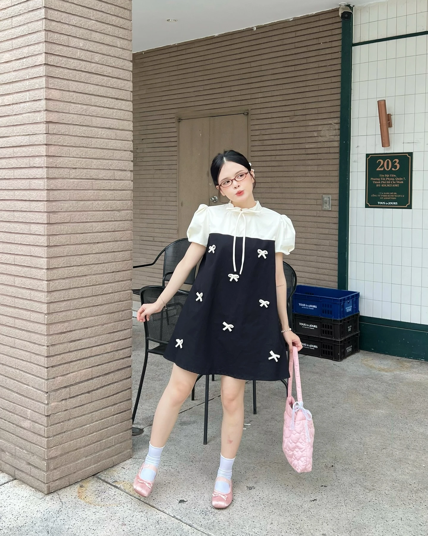 Đầm babydoll đen phối kem nhiều nơ 