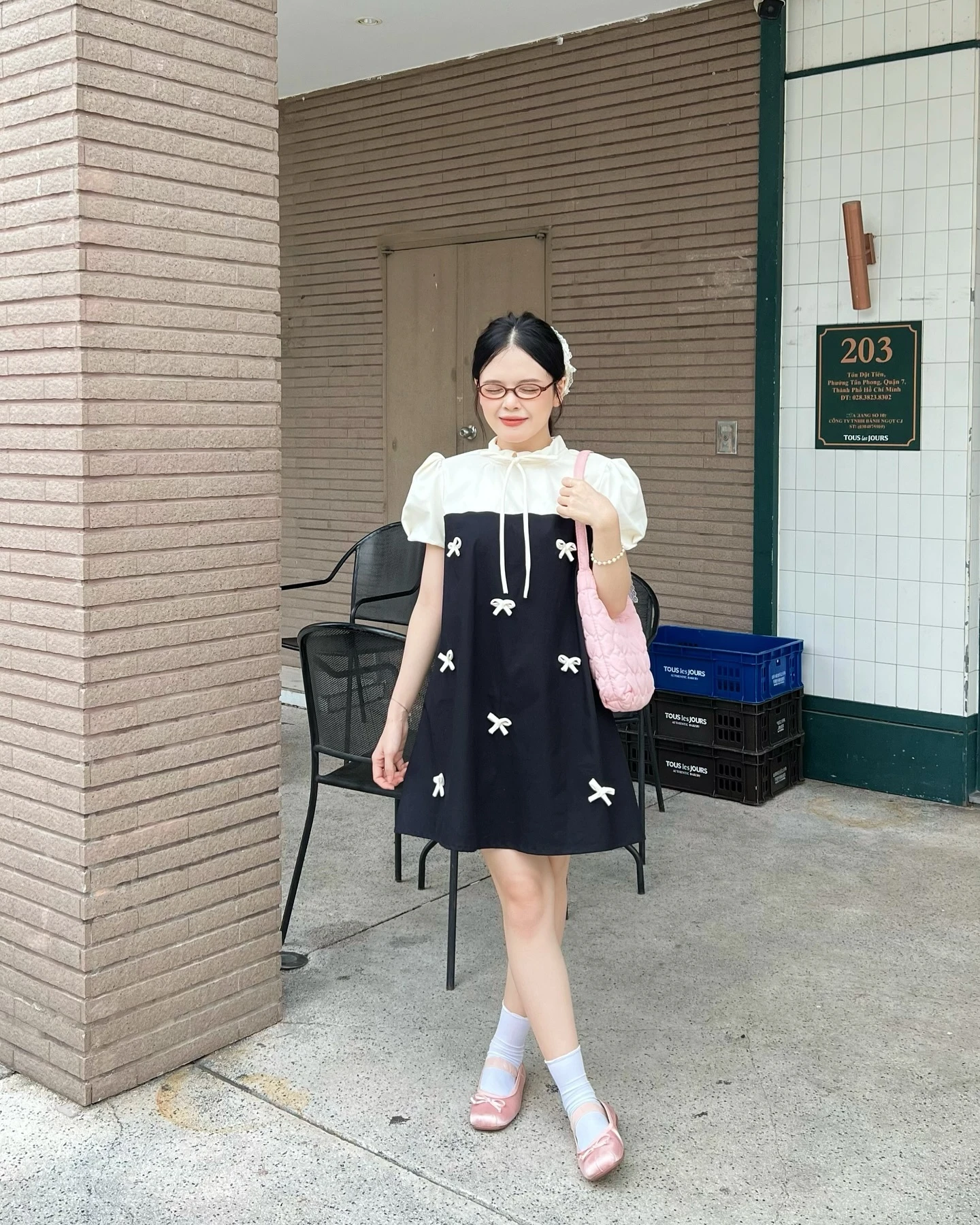 Đầm babydoll đen phối kem nhiều nơ 