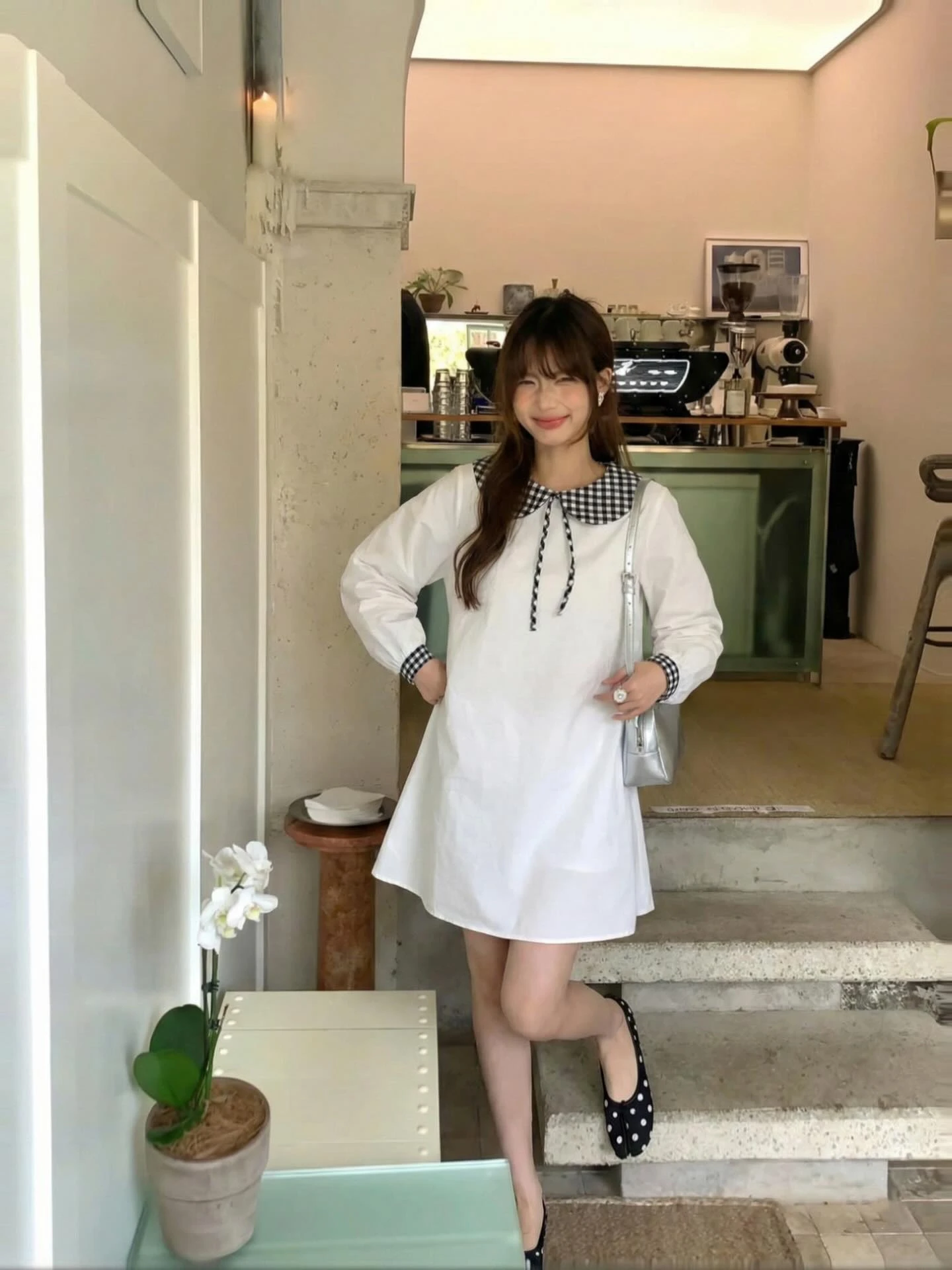 Đầm babydoll trắng phối caro đen tay dài