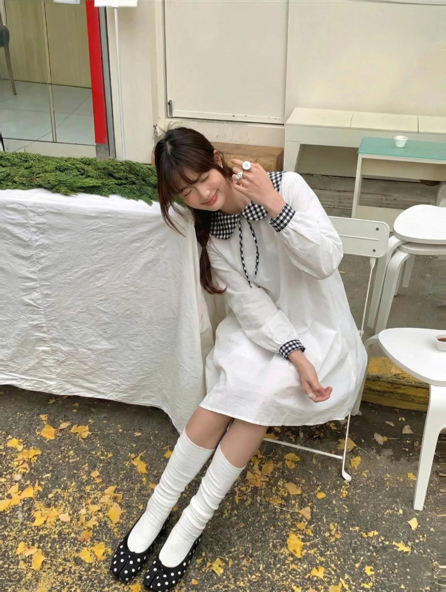 Đầm babydoll trắng phối caro đen tay dài