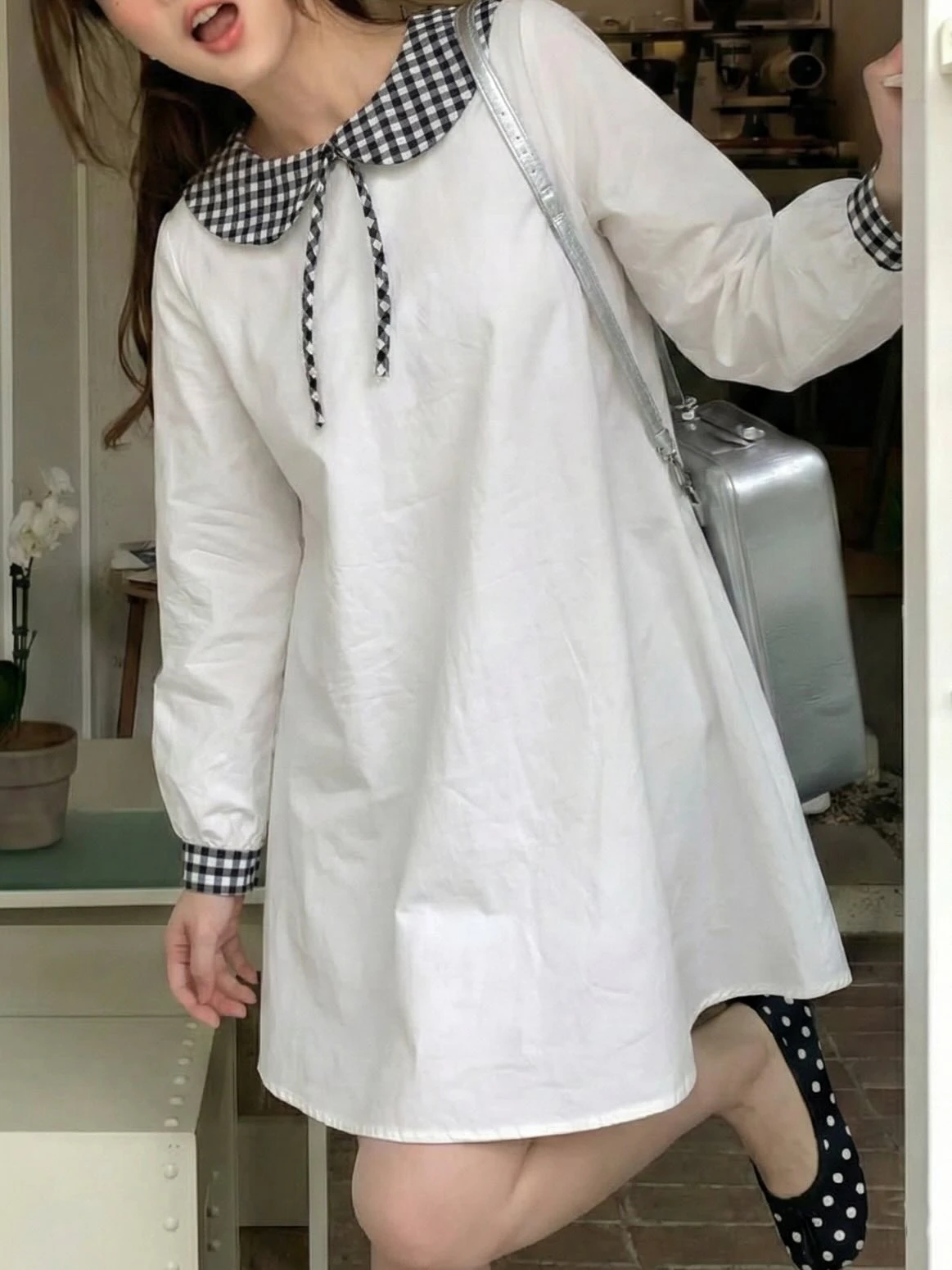 Đầm babydoll trắng phối caro đen tay dài