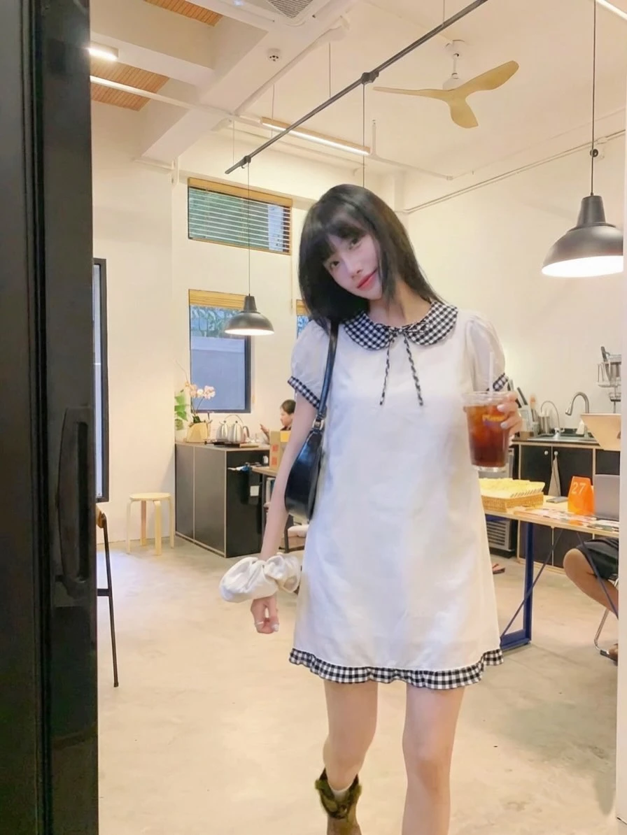 Đầm babydoll trắng phối caro đen tay bèo nơ