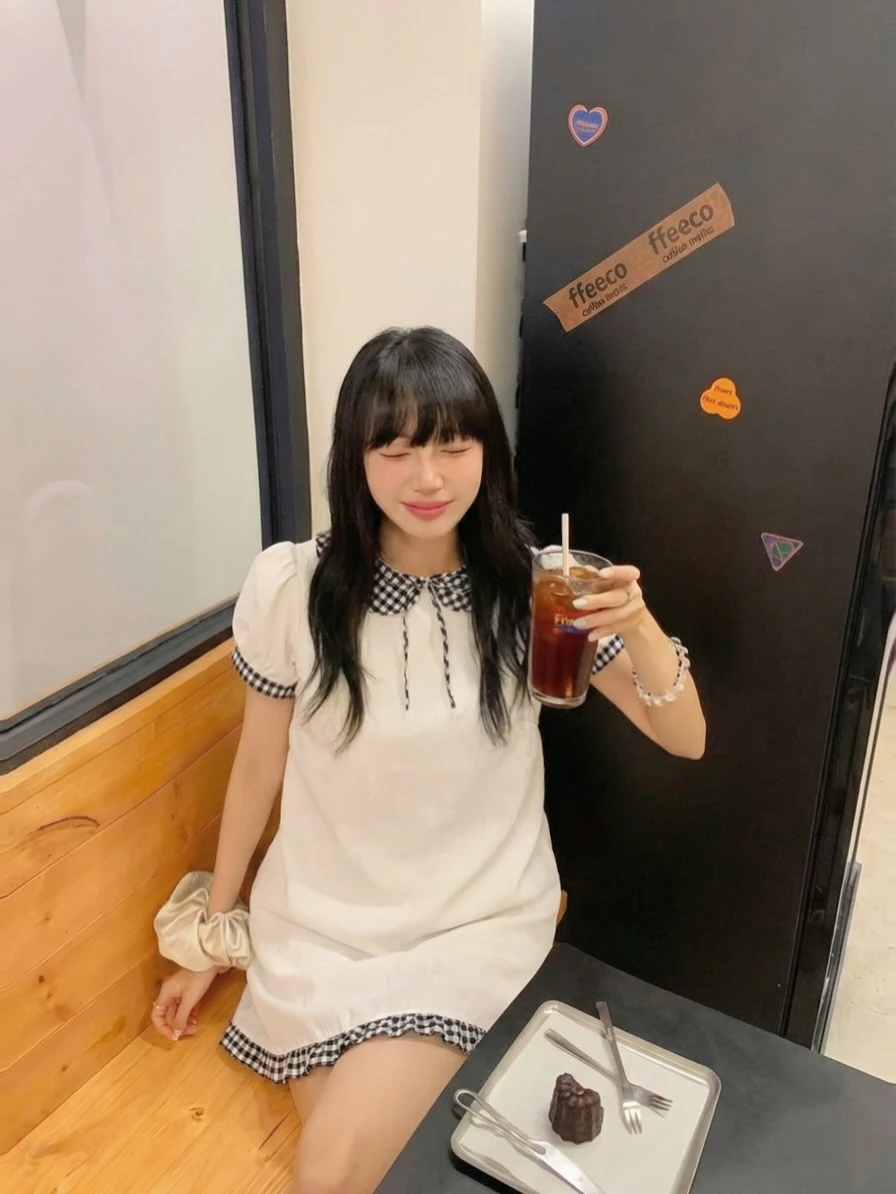 Đầm babydoll trắng phối caro đen tay bèo nơ