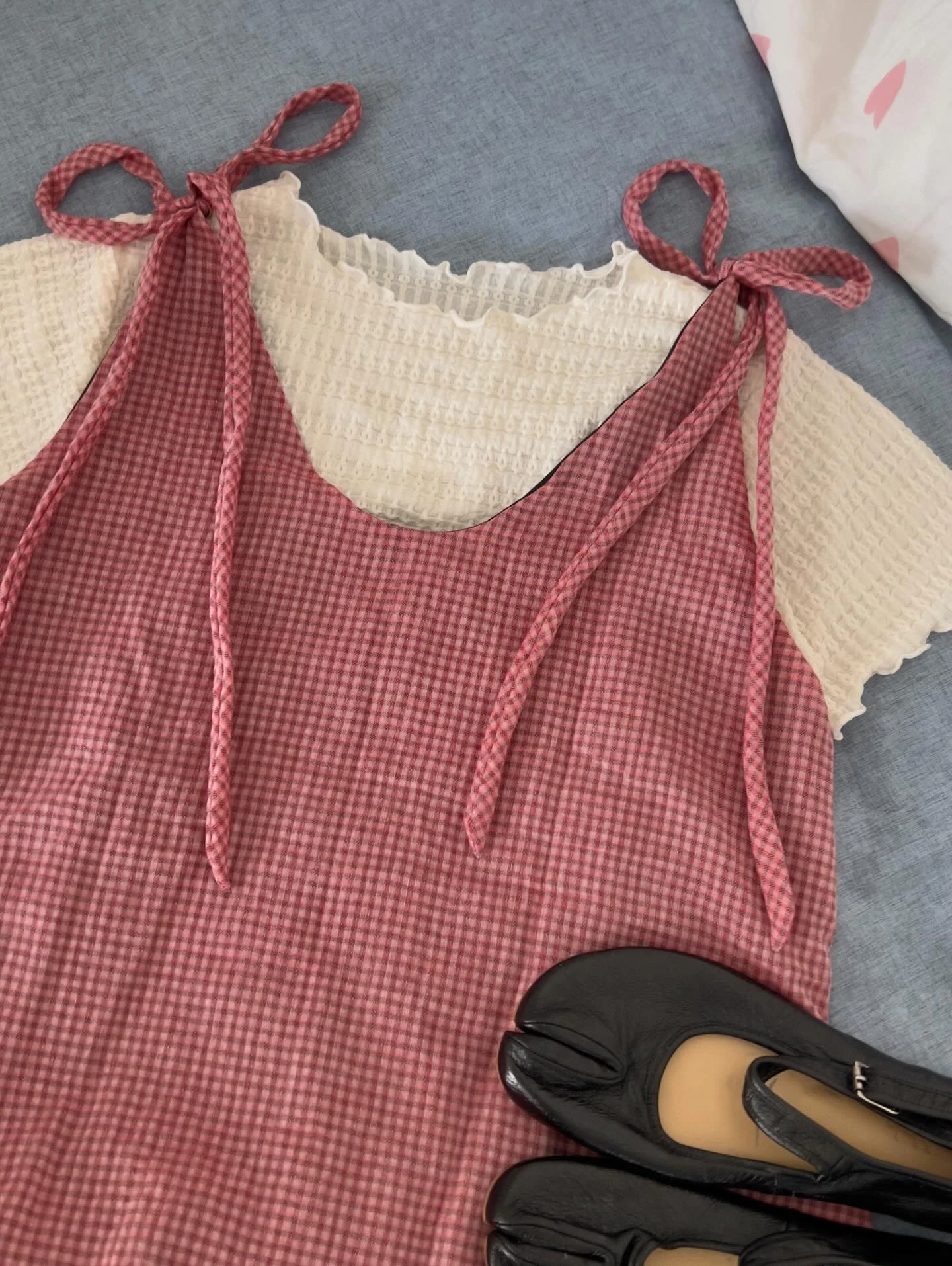 Set babydoll yếm caro đỏ tùng bí, áo kem tổ ong