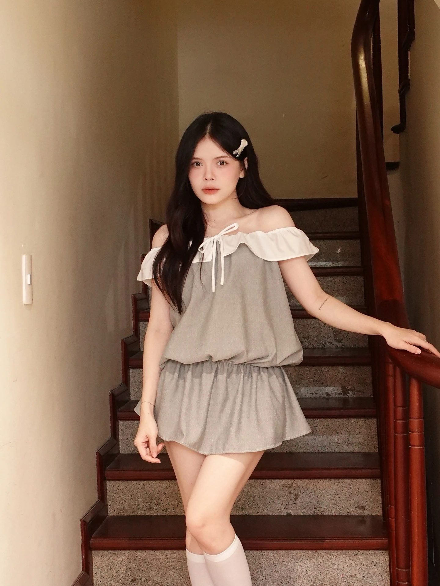 Set babydoll xám trễn vai phối trắng bo chun kèm bảo hộ