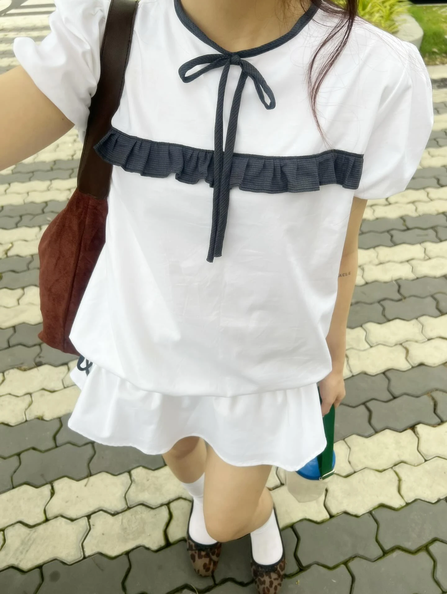 Set babydoll trắng phối nơ line cổ bèo caro xanh