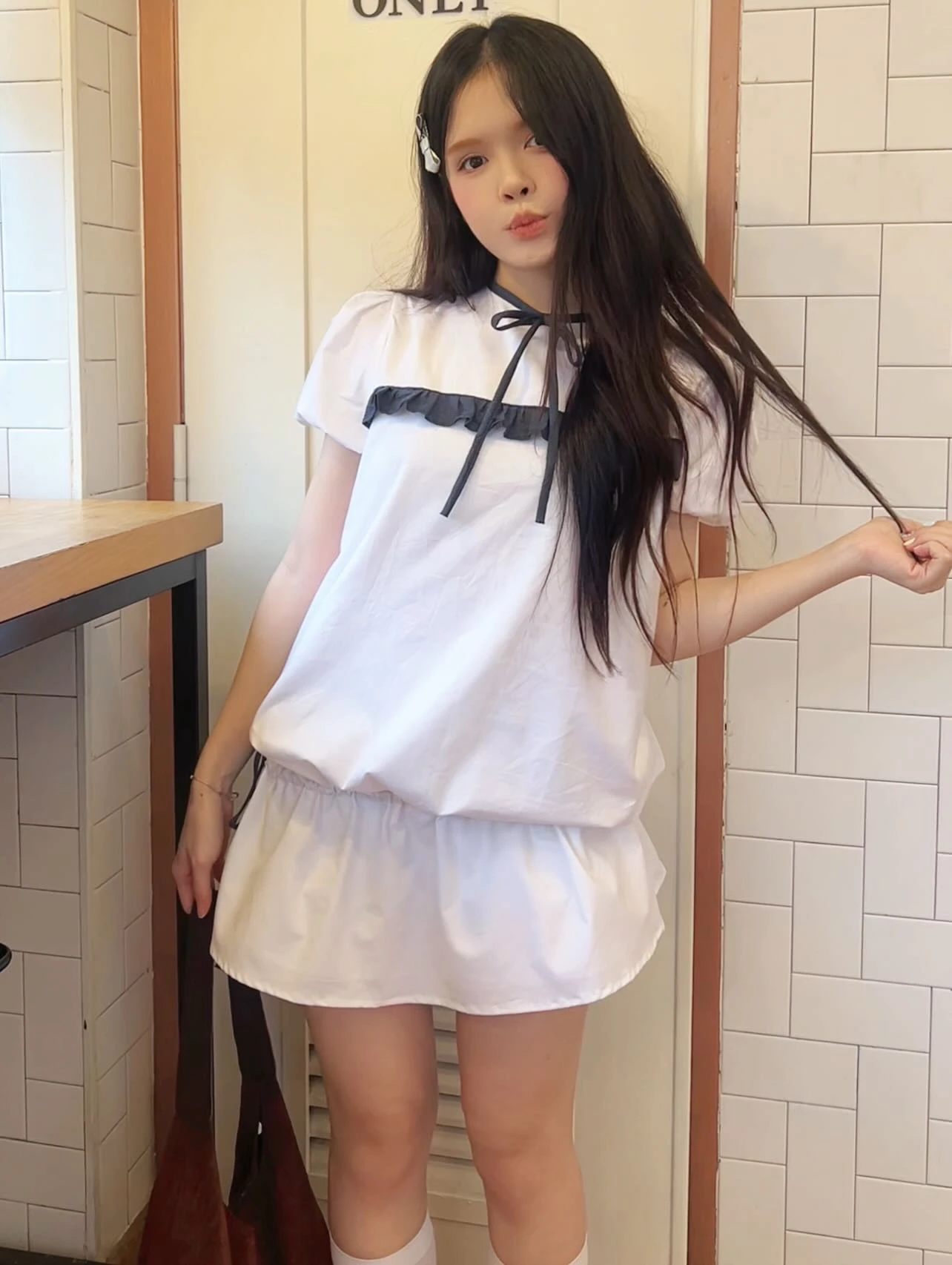 Set babydoll trắng phối nơ line cổ bèo caro xanh