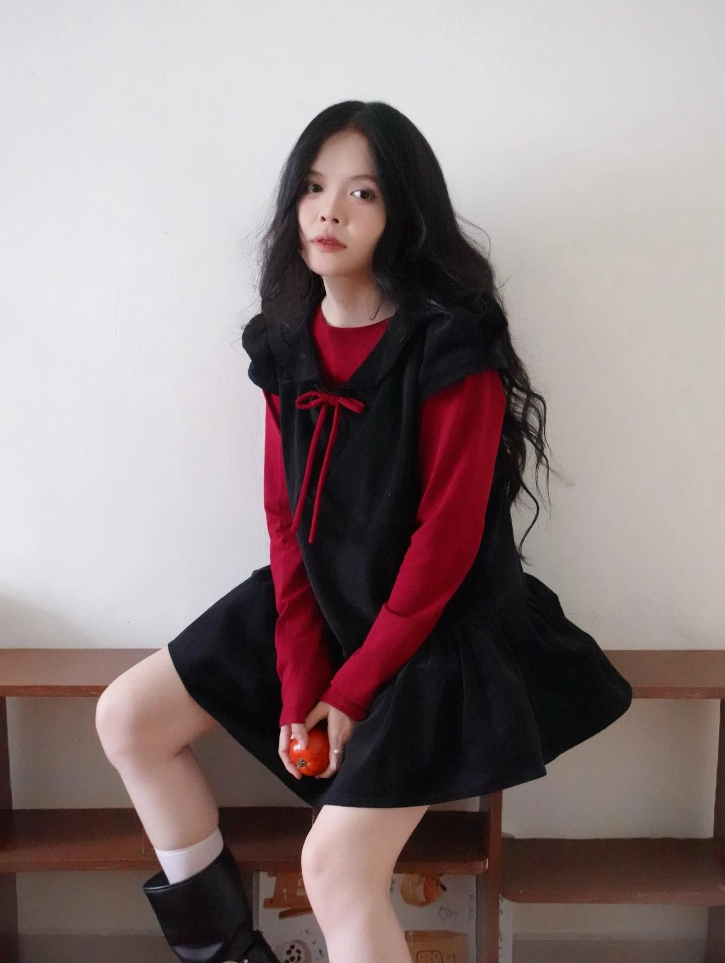 Set babydoll áo thun đỏ tay dài yếm đen