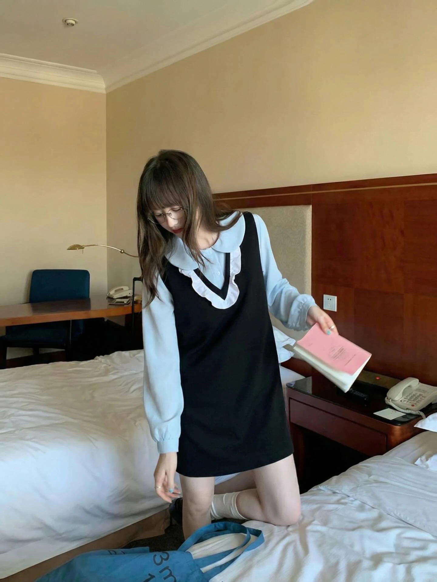 Set babydoll áo xanh sơ mi yếm đen cổ V bèo trắng