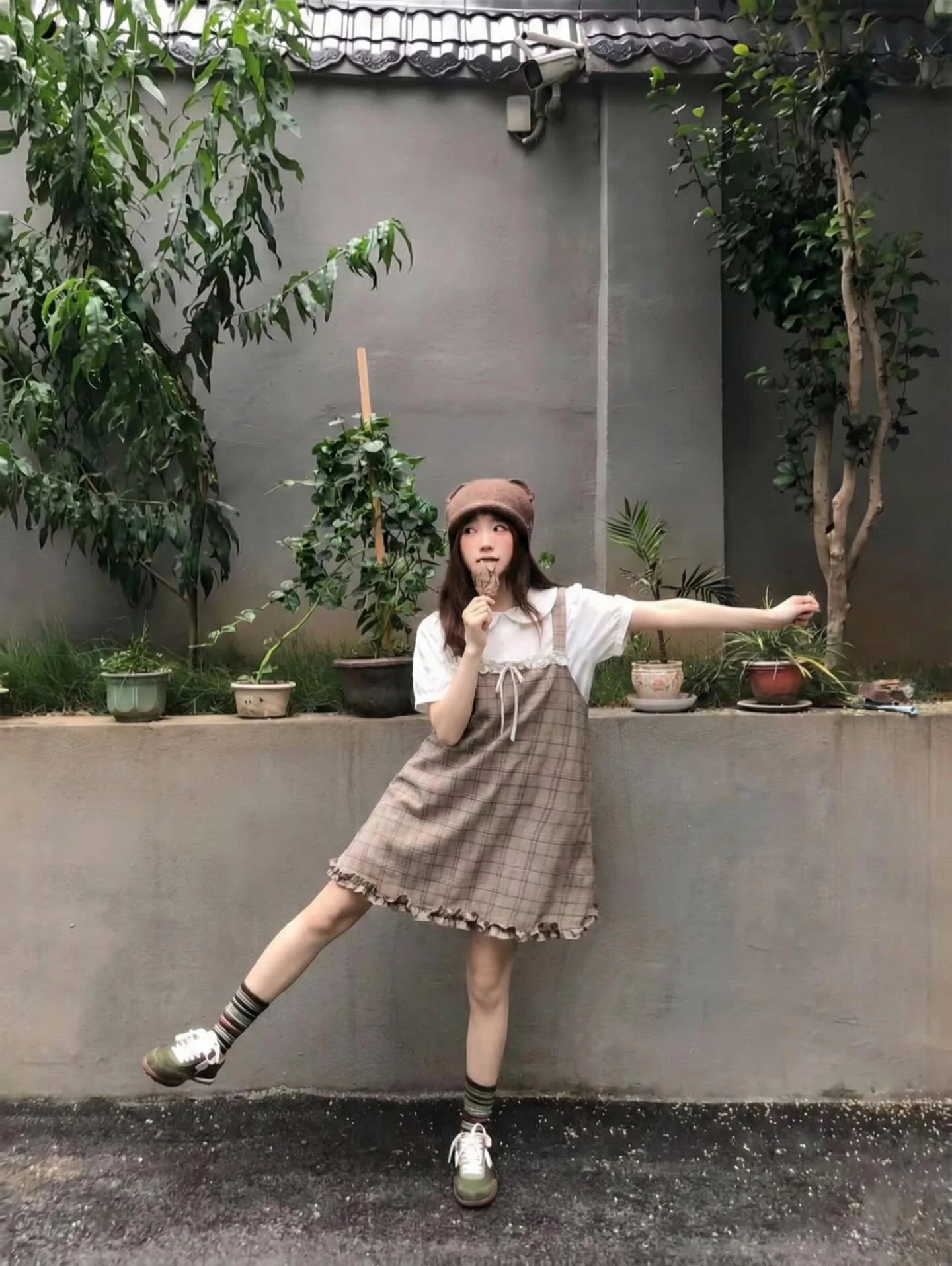 Set babydoll áo trắng yếm caro nâu nhạt