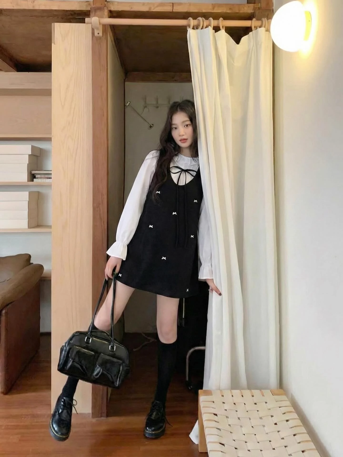 Set áo trắng tay dài yếm đen đính nơ nhựa