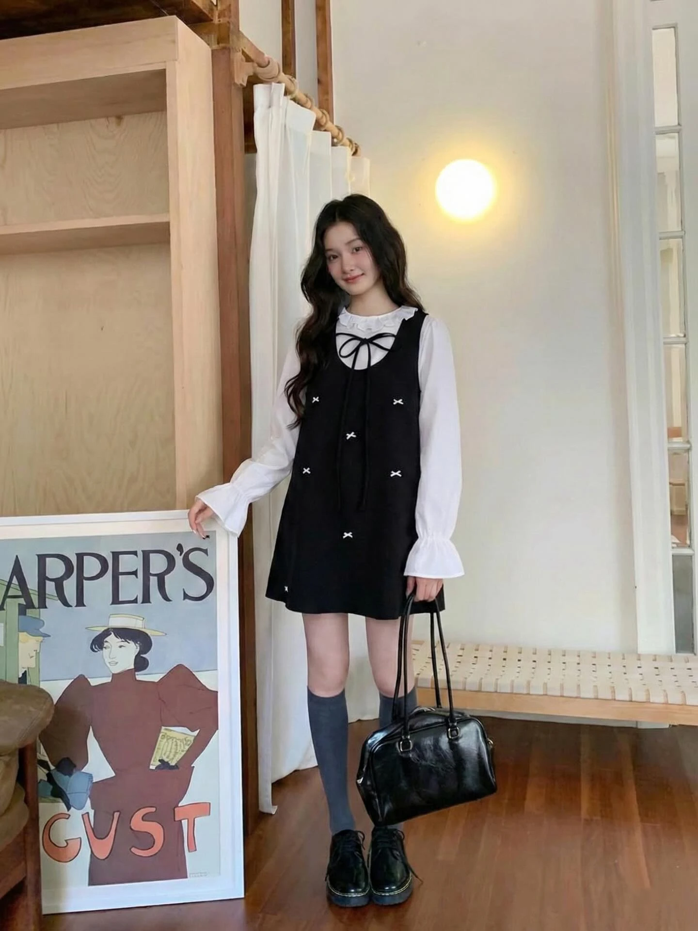 Set áo trắng tay dài yếm đen đính nơ nhựa