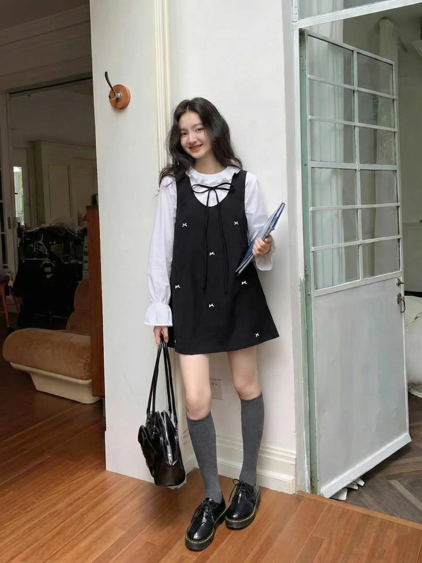 Set áo trắng tay dài yếm đen đính nơ nhựa