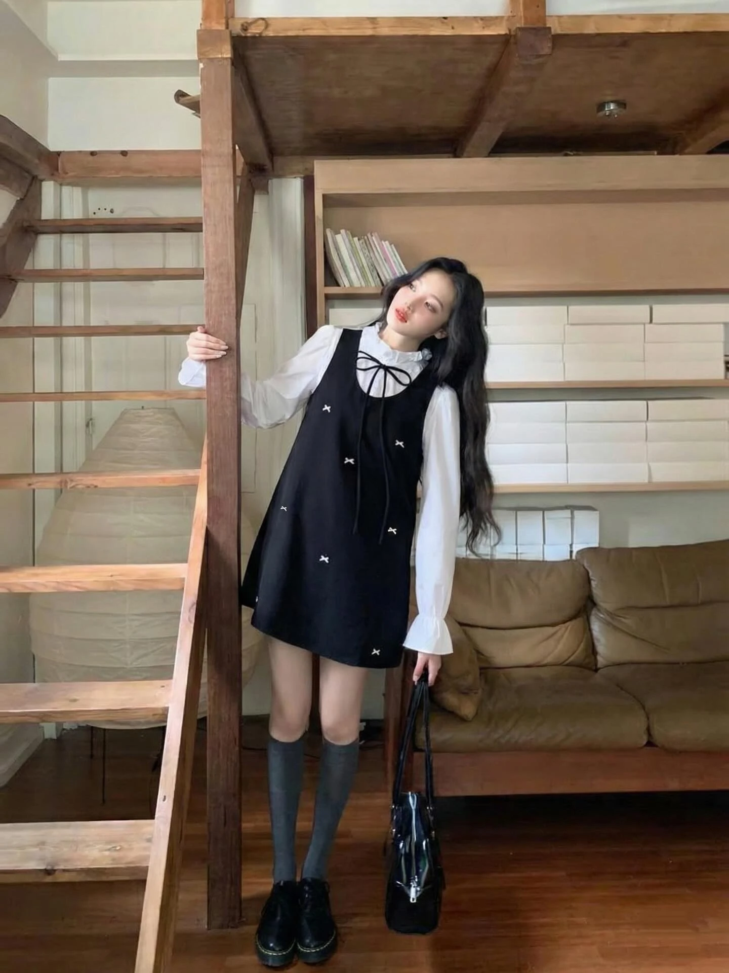 Set áo trắng tay dài yếm đen đính nơ nhựa