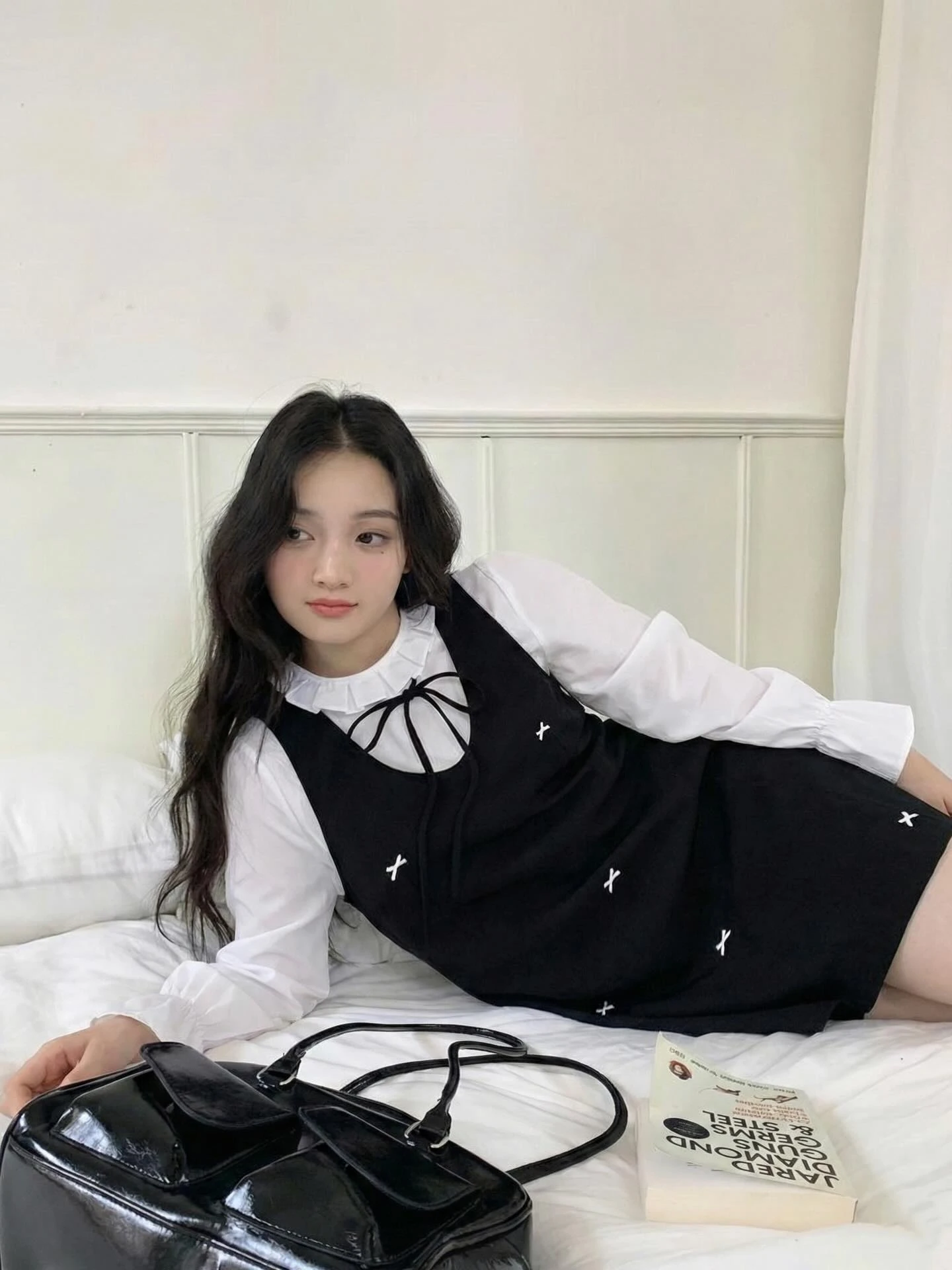 Set áo trắng tay dài yếm đen đính nơ nhựa